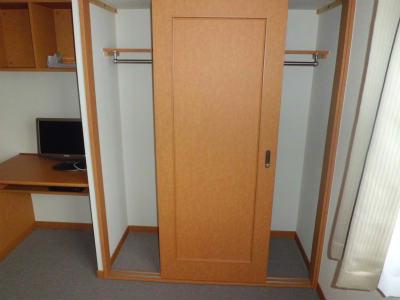 収納　クローゼットはハンガーバー付。