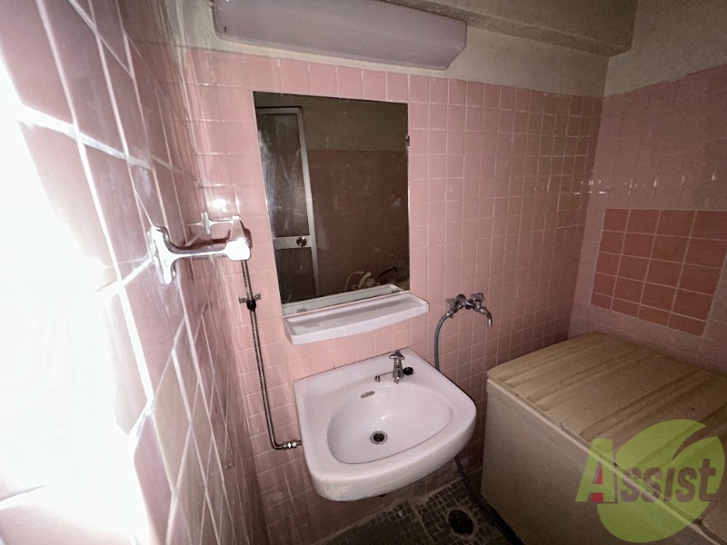 洗面設備　独立洗面台。朝の身支度はここでばっちり決めましょう。