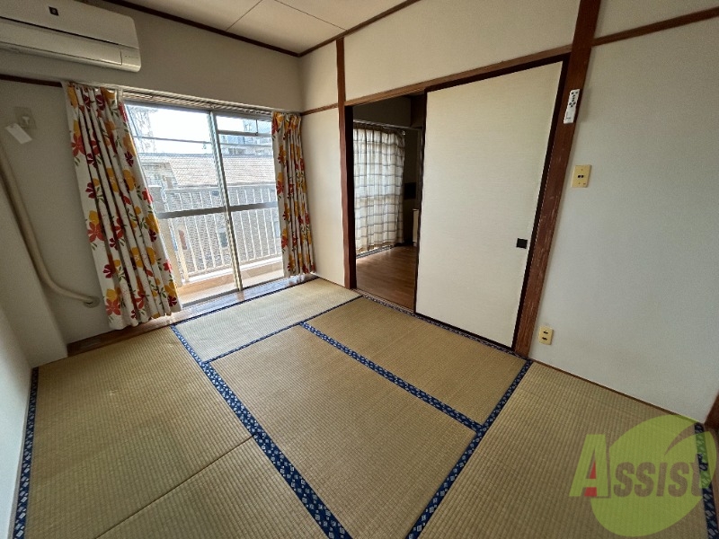 居室・リビング　リビングはこんな感じです。窓が大きくてよく陽が入ってきます。