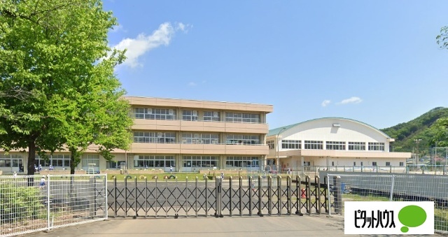小学校　足利市立三重小学校（小学校）まで598m