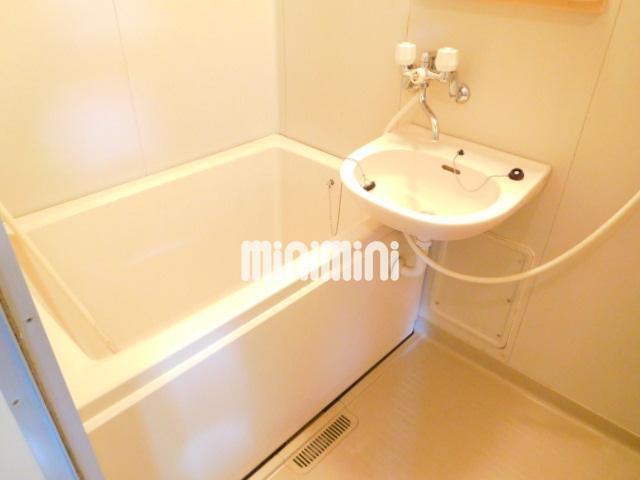 バス・シャワールーム　大きな浴槽のあるお風呂です。