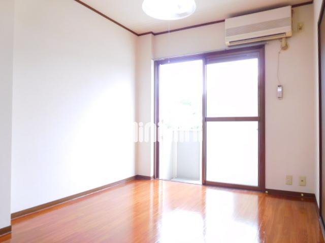 居室・リビング　エアコン付きの洋室です。