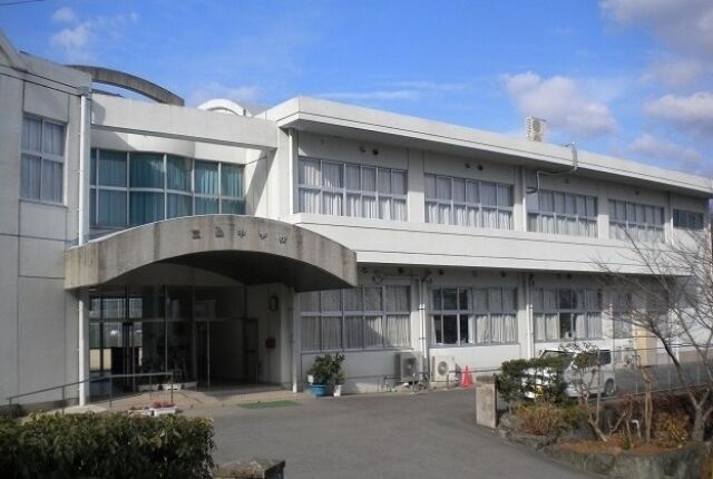 中学校　三島中学校（中学校）まで2500m