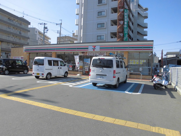 コンビニ　セブンイレブン（コンビニ）まで559m
