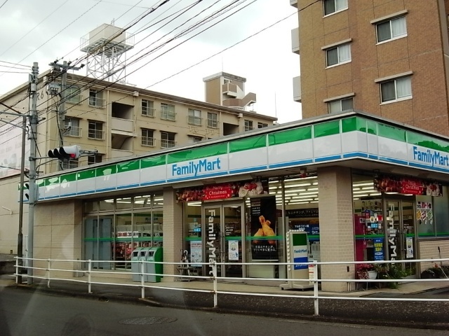 コンビニ　ファミリーマート長崎上大橋店（コンビニ）まで375m
