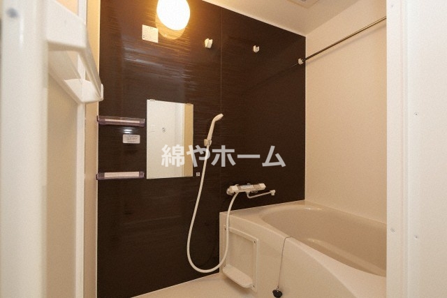 バス・シャワールーム　コンパクトで使いやすいお風呂です
