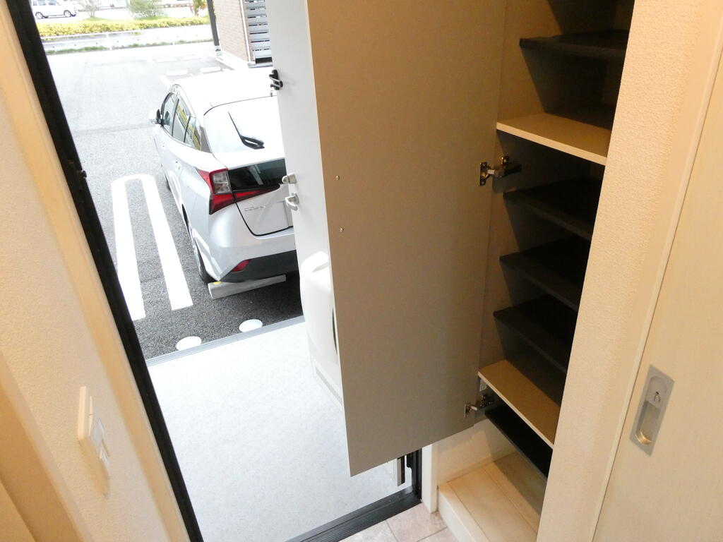 玄関　※写真・動画・パノラマは同物件別部屋のものです