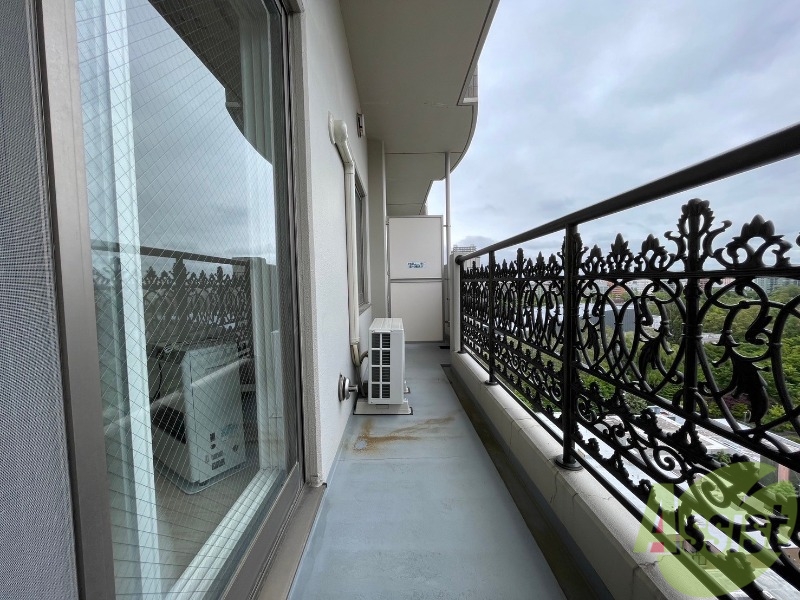 バルコニー　バルコニーは幅があり、広い印象を受けました。