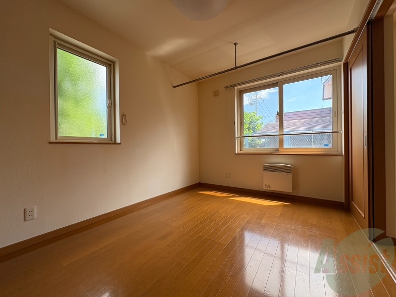 その他部屋・スペース　こちらのお部屋は光が差し込む、温かみのあるお部屋です。