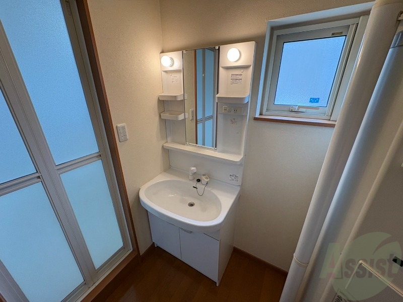 洗面設備　独立洗面台です。大きくてよいですね。シャンプーもできます！