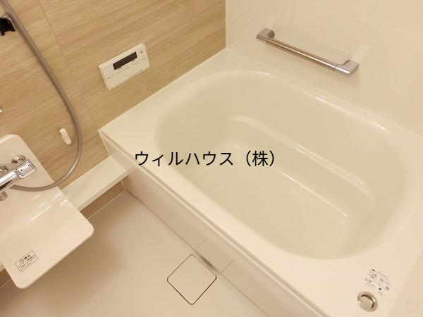 バス・シャワールーム　浴室乾燥機、追い焚き機能付きバス！