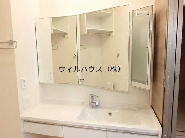 洗面設備　大きな鏡のシャンプードレッサー！
