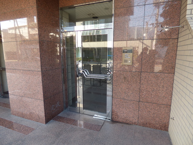 エントランス　居住されている方専用のオートロック玄関です。