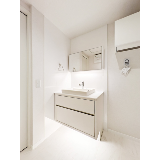 洗面設備　清潔感のある洗面化粧台