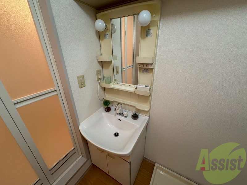 洗面設備　こちらは洗面台になります。朝の準備はこちらで。