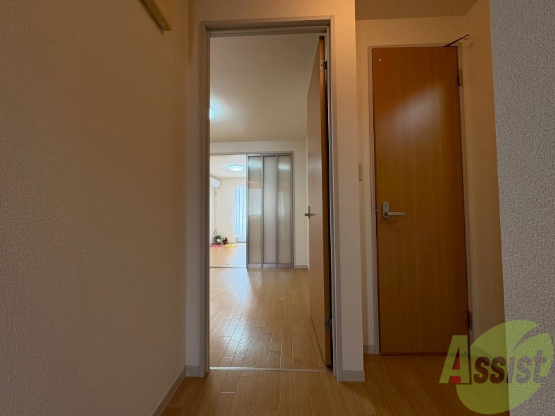 玄関　こちらは玄関になります。照明設備もございます。