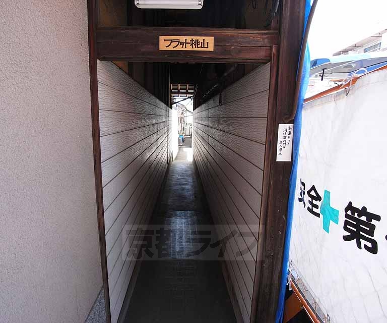 その他共有部分　ひっそりとした入口です。