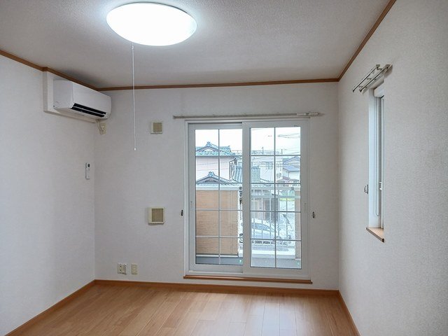 居室・リビング　内装は落ち着いています