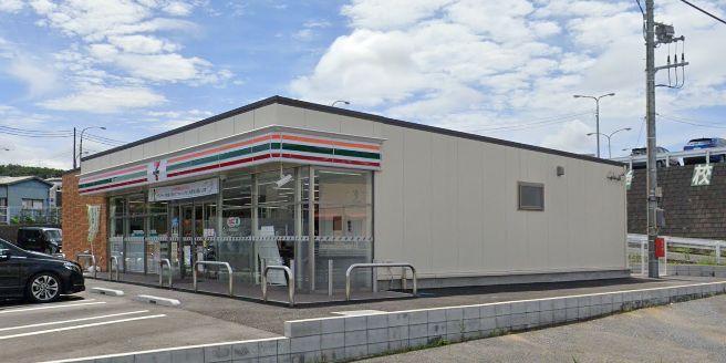 コンビニ　セブンイレブン（コンビニ）まで318m