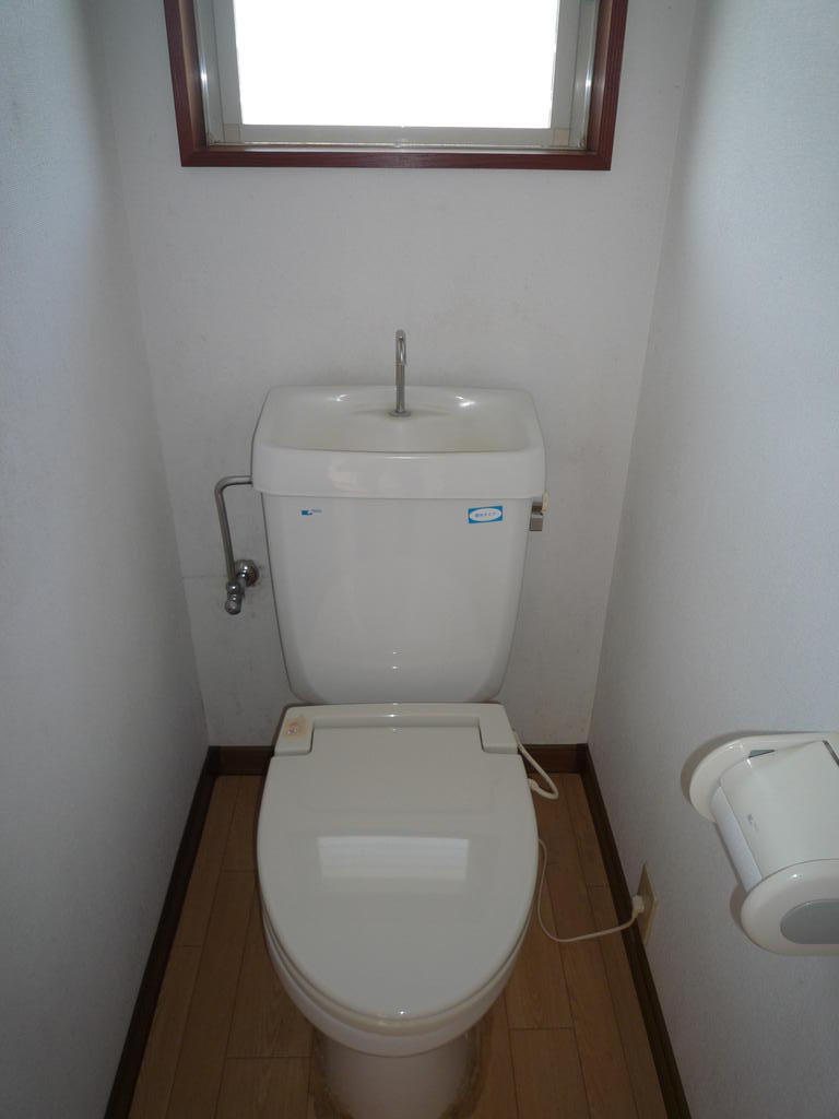 トイレ　窓付きのトイレで明るいです