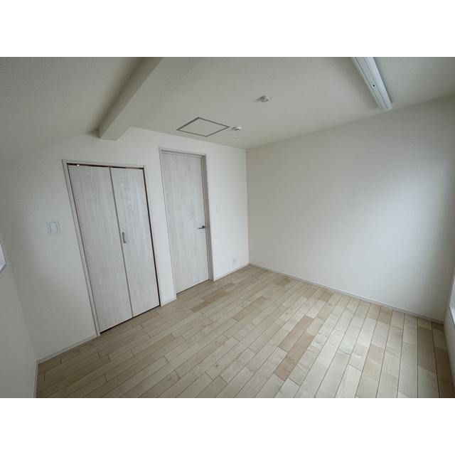 その他部屋・スペース　開放的な寝室です