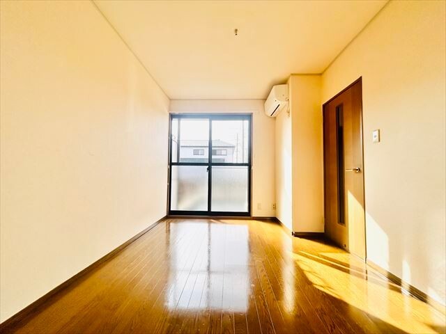 居室・リビング　同一建物内１０６号室内装写真転載