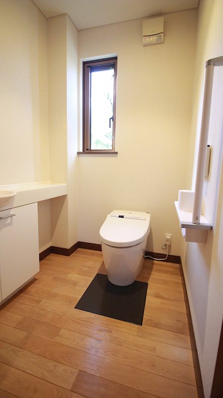 トイレ　1F玄関横