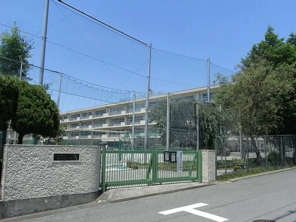 中学校　町田市立鶴川第二中学校（中学校）まで393m