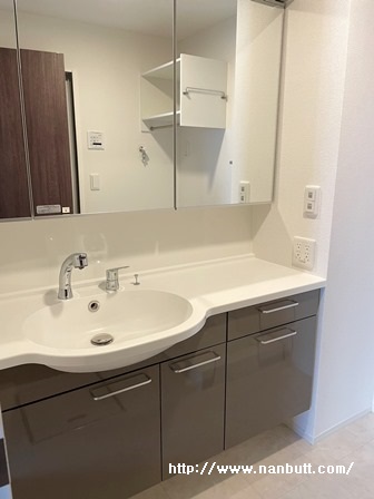 洗面設備　全面が鏡張りのワイド洗面台