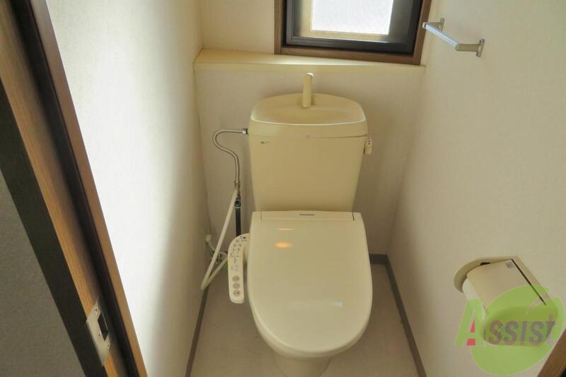 トイレ　トイレにはウォシュレットも完備、小窓もあると嬉しいですね