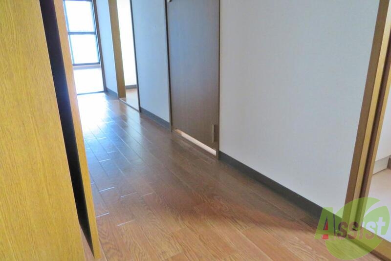 玄関　玄関を入ると右手にお風呂、左手にお部屋です