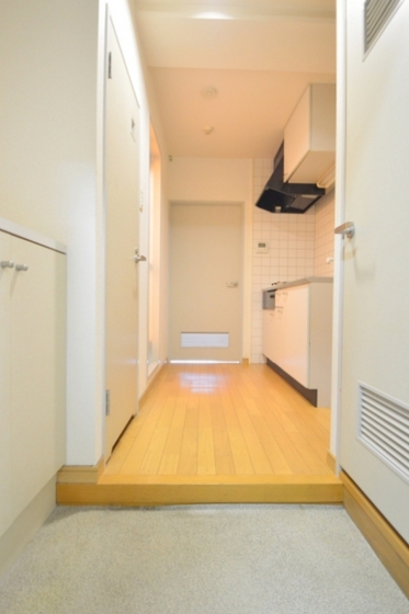 玄関　玄関からのキッチンスペース