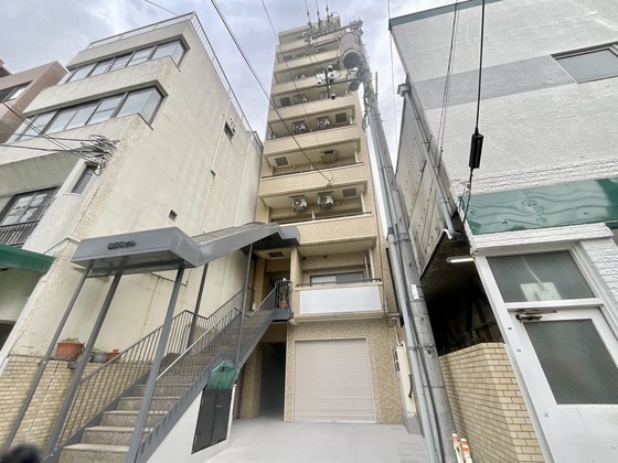 建物外観　お隣はスーパー♪