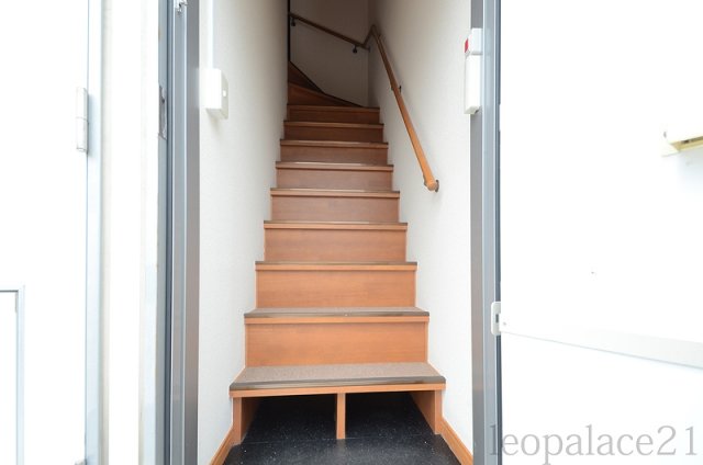 玄関　実際のお部屋と異なる場合がございます。