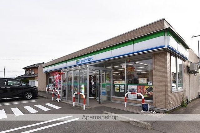 コンビニ　ファミリーマート（コンビニ）まで750m
