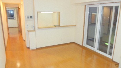 居室・リビング　温かみのある色合いのお部屋です♪