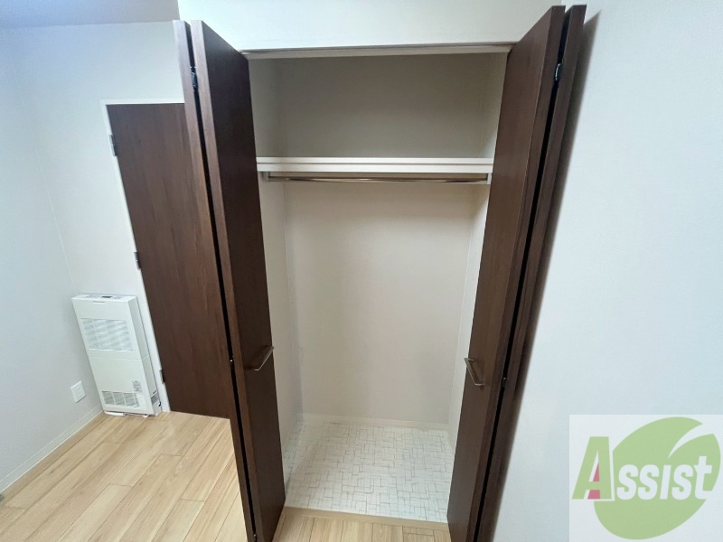収納　こちらの収納にはハンガーをかけて服もしまえますね。