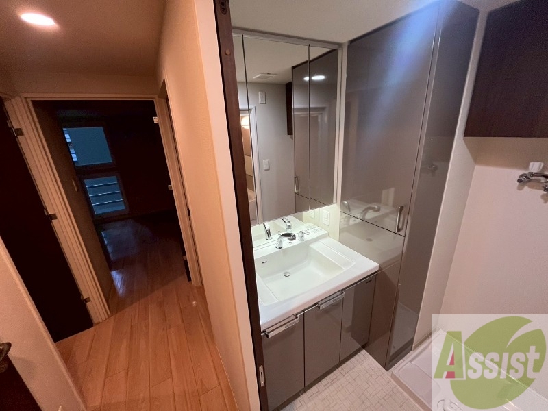 洗面設備　独立洗面台です。大きくてよいですね。シャンプーもできます！