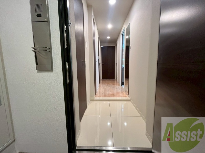 玄関　玄関です。ご覧の通り広々としていますね。