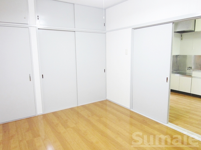 居室・リビング　ＤＫとの間が引き戸なので広々使えますね♪