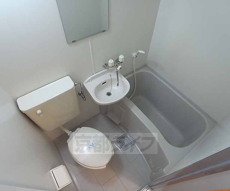 バス・シャワールーム　すっきりとした浴室です。