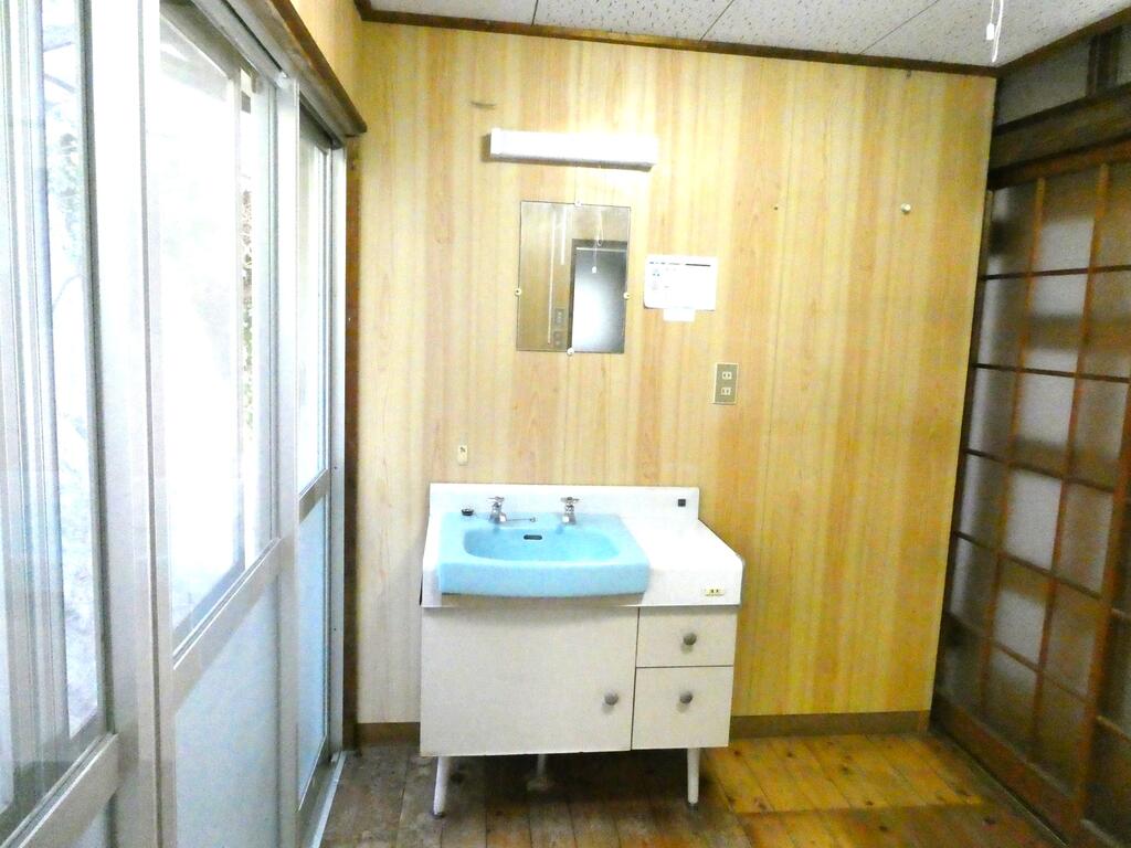 洗面設備　３帖の部屋にある洗面台