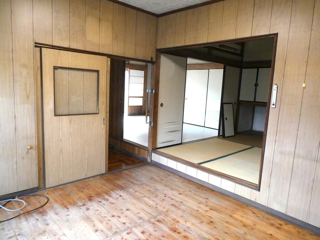 居室・リビング　リビング横の洋室の床には床下収納があります