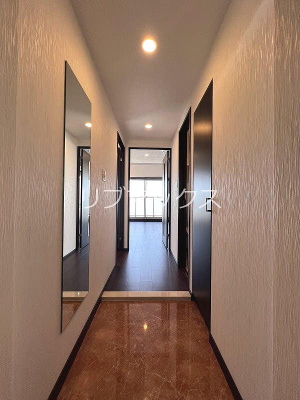 玄関　カラーパターン偶数階:ホワイト基調 奇数階:ブラウン基調