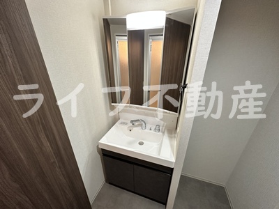 洗面設備　独立洗面台あり、毎朝おしゃれに忙しい女性の方におすすめです