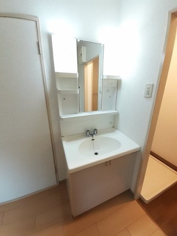 洗面設備　明るい洗面所です