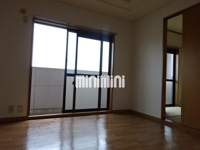 居室・リビング　６畳の明るい洋室です