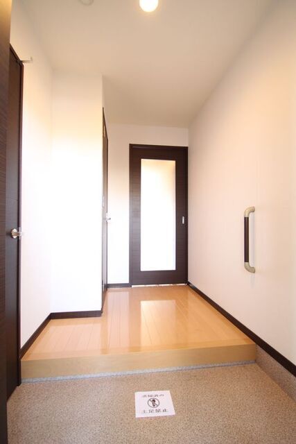 玄関　※別室の参考写真の為、現況優先です。