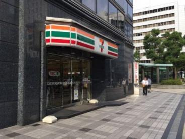 コンビニ　セブンイレブン堺筋本町南店（コンビニ）まで104m