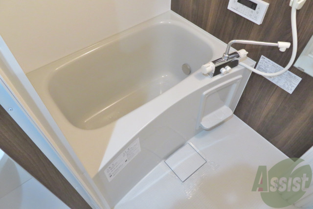 バス・シャワールーム　こちらはバスルームです。一日の疲れをここで癒してください。